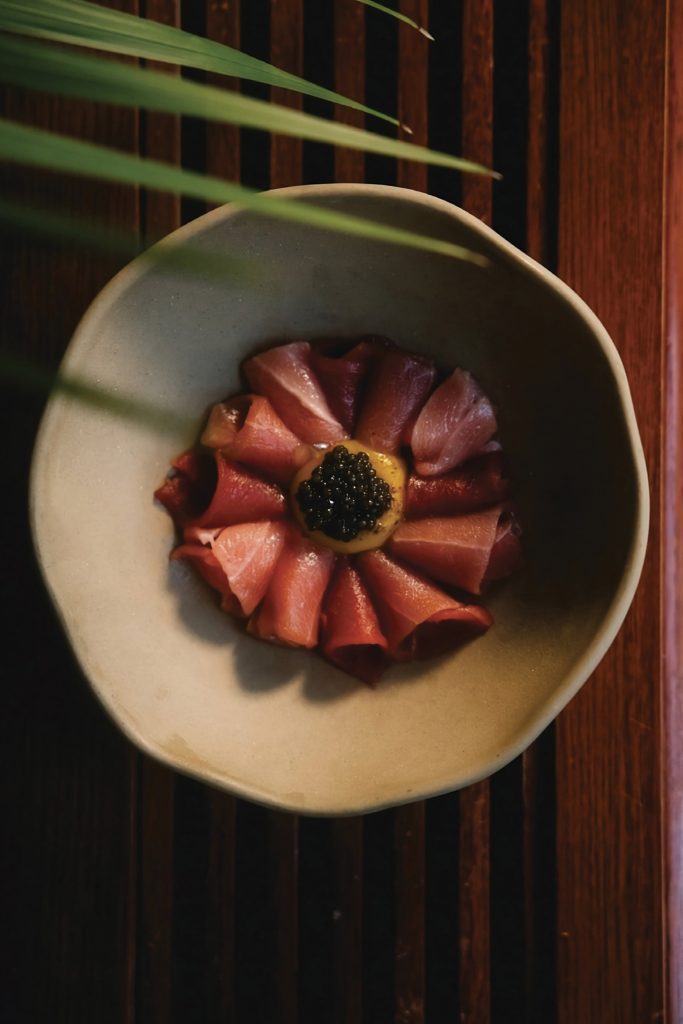 Sashimi de thon "Otoro, Chutoro, Akami", œuf confit à la truffe et caviar par PABLÕ