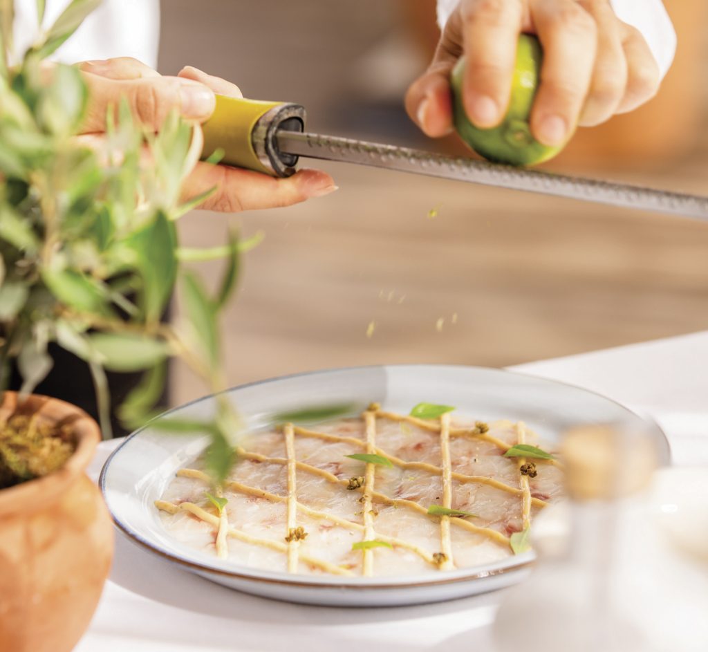 Carpaccio de bar, façon Tonnato, câpres croustillantes par BAGATELLE