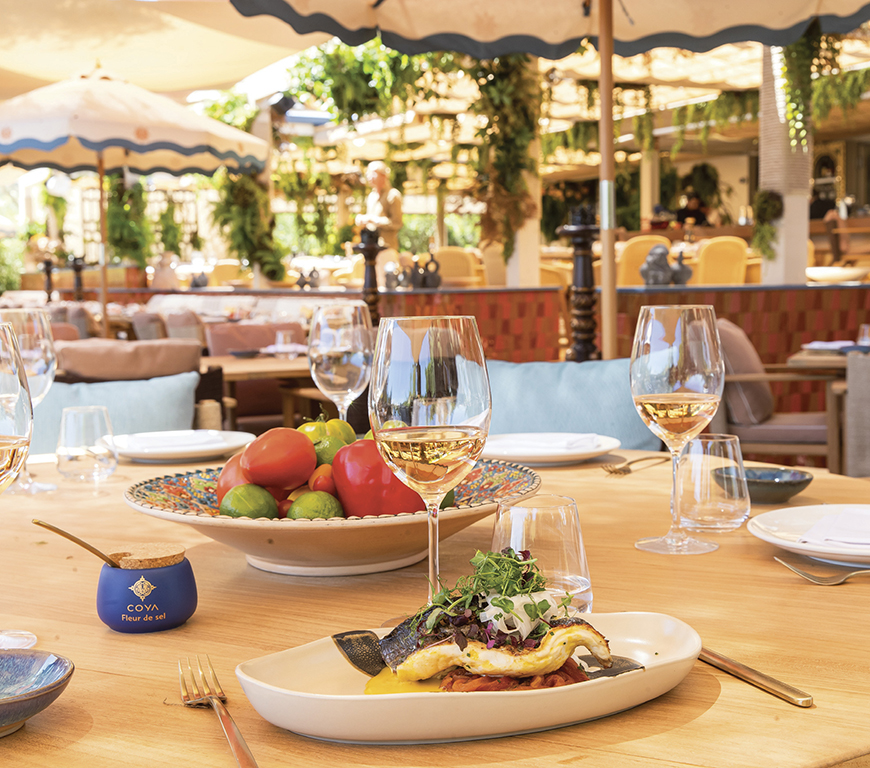 Dorade grillée à l'aji amarillo, salade de fenouil & shiso par COYA BEACH