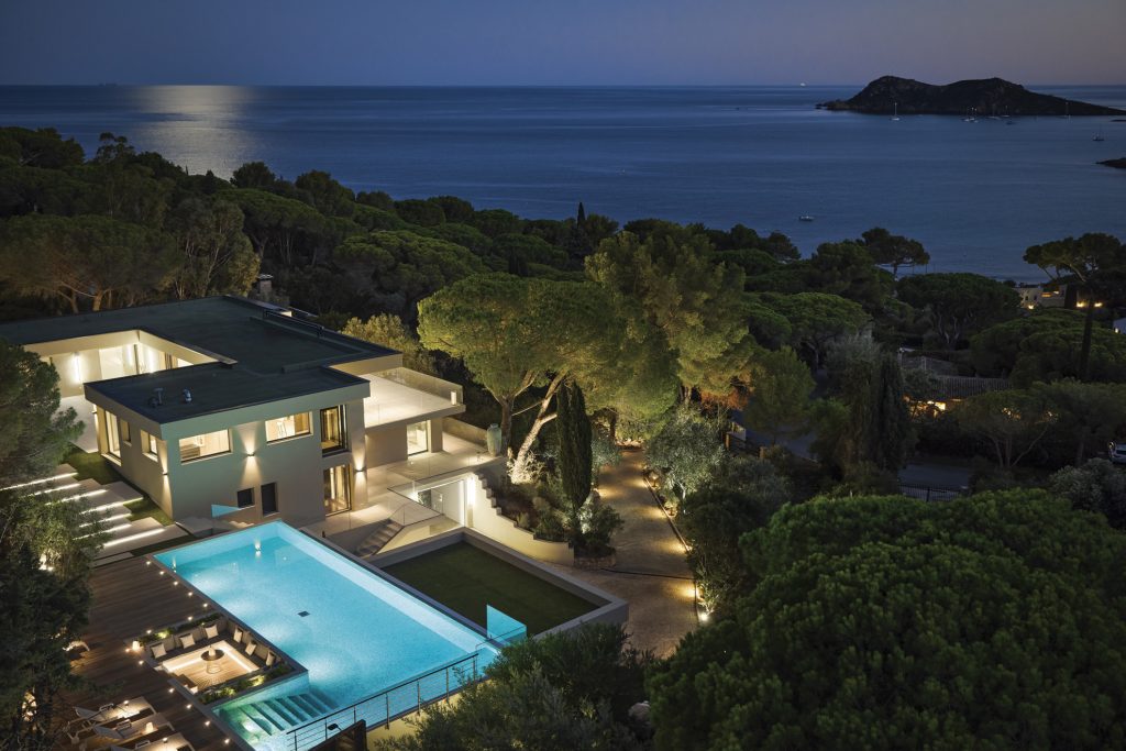 À LA LOCATION, FOR RENT  VILLA CASABIANCA, VUE IMPRENABLE SUR LE CAP TAILLAT