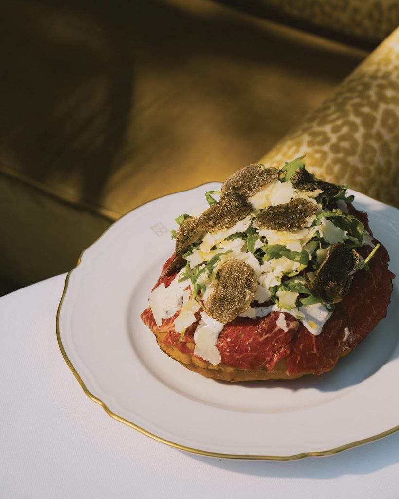 Pizza croustillante au carpaccio de bœuf  & sauce au parmesan par Felino